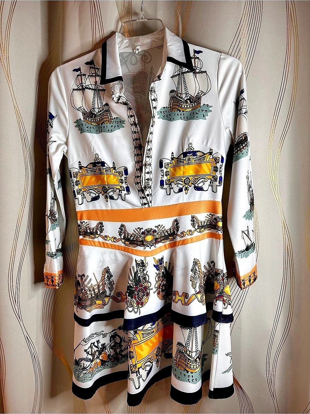 Printed Long Sleeve Mini Dress in White & Black Like New (Size 6-8, Small-Medium